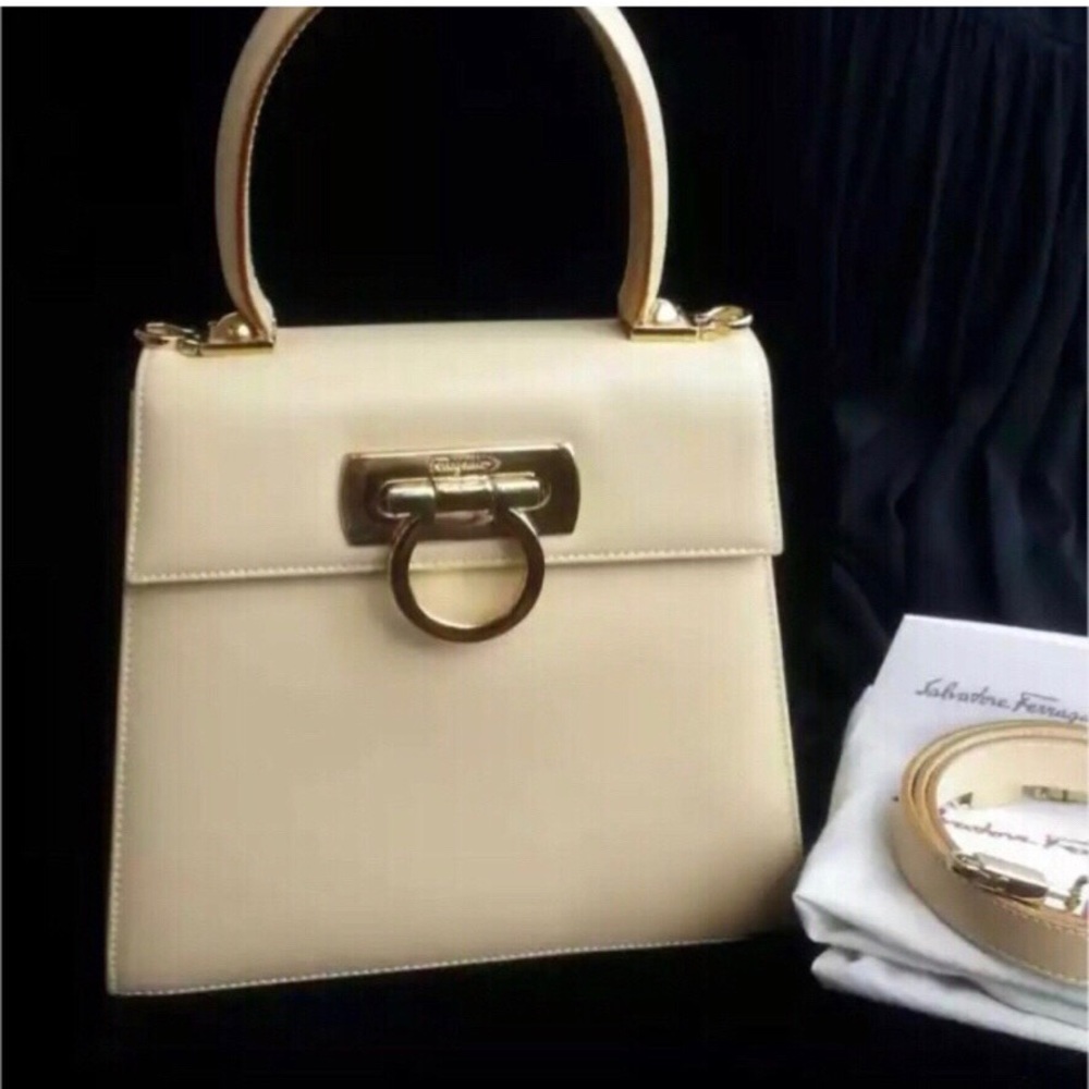 Vintage savaltore Ferragamo Ganchini bag beige
